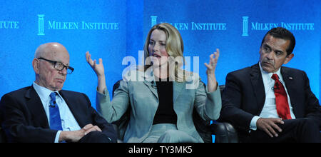 Rupert Murdochn, Presidente e CEO di nuovo Corporation, Laurene Powell Jobs, fondatore e presidente di Emerson collettiva e Los Angeles sindaco Antonio Villaraigosa (L-R) partecipare alla strategia in materia di immigrazione per l'economia senza confini pannello all'annuale Istituto Milken conferenza globale di Beverly Hills, la California il 29 aprile 2013. La conferenza riunisce centinaia di chief executive officer, alti funzionari del governo e figure di spicco del mercati globali dei capitali per le discussioni in materia sociale, sfide politiche ed economiche. UPI/Jim Ruymen Foto Stock