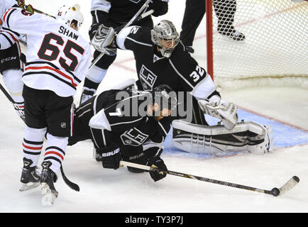 Los Angeles Kings defenceman Rob Scuderi (7) e goalie Jonathan Quick (32) Arresto di un colpo da Chicago Blackhawks center Andrew Shaw (65) nel terzo periodo del Western Conference finals presso lo Staples Center di Los Angeles, la California il 4 giugno 2013. Il Re ha vinto 3-1. UPI/Lori Shepler. Foto Stock