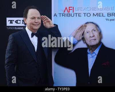 Il comico e attore Billy Crystal assiste la quarantunesima AFI Life Achievement Award omaggio al regista Mel Brooks presso il Teatro Dolby nella sezione di Hollywood di Los Angeles il 6 giugno 2013. UPI/Jim Ruymen Foto Stock