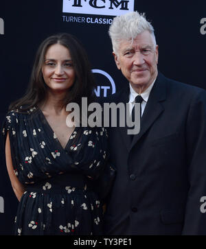 Il regista David Lynch (R) e la moglie Emily Stofle frequentare la quarantunesima AFI Life Achievement Award omaggio al regista Mel Brooks presso il Teatro Dolby nella sezione di Hollywood di Los Angeles il 6 giugno 2013. UPI/Jim Ruymen Foto Stock
