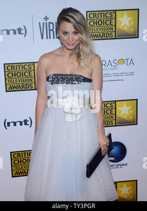 L'attrice Kaley Cuoco arriva presso il Broadcast Television Journalists Association la terza critica annuale la scelta dei premi televisivi presso il Beverly Hilton Hotel di Beverly Hills, la California il 10 giugno 2013. UPI/Jim Ruymen Foto Stock