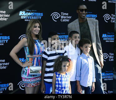 Ex stella NBA Scottie Pippen arriva con sua moglie Larsa Younan e bambini per il 'Monsters Università " premiere al El Capitan Theater di Hollywood sezione di Los Angeles il 17 giugno 2013. UPI/Jim Ruymen Foto Stock