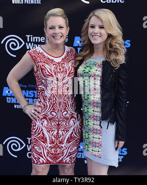 Attrici Melissa Joan Hart e Taylor Spreitler frequentare la premiere del movimento animato commedia immagine 'Monsters università", a El Capitan Theater di Hollywood sezione di Los Angeles il 17 giugno 2013. UPI/Jim Ruymen Foto Stock