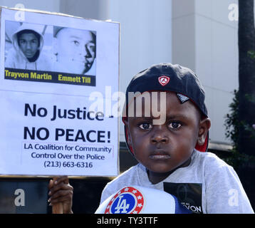 I manifestanti arrabbiati per l assoluzione di George Zimmerman nella morte di black teen Trayvon Martin, raccogliere nella zona Crenshaw per protestare contro la sentenza di assoluzione a Los Angeles il 14 luglio 2013. Una giuria di Sanford, Florida tardi sabato sera trovati Zimmerman, un quartiere di volontariato sentinella, non colpevole delle riprese di Martin, morto a 17 anni teen disarmati nella notte del 26 febbraio 2012. UPI/Jim Ruymen Foto Stock