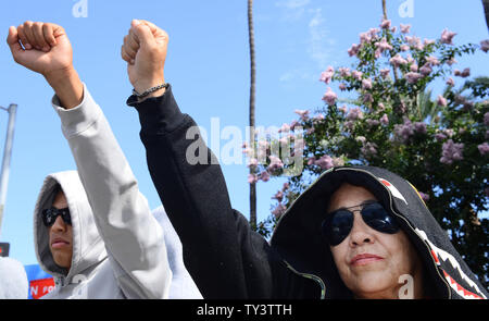 I manifestanti arrabbiati per l assoluzione di George Zimmerman nella morte di black teen Trayvon Martin, raccogliere nella zona Crenshaw per protestare contro la sentenza di assoluzione a Los Angeles il 14 luglio 2013. Una giuria di Sanford, Florida tardi sabato sera trovati Zimmerman, un quartiere di volontariato sentinella, non colpevole delle riprese di Martin, morto a 17 anni teen disarmati nella notte del 26 febbraio 2012. UPI/Jim Ruymen Foto Stock