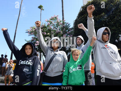 I manifestanti arrabbiati per l assoluzione di George Zimmerman nella morte di black teen Trayvon Martin, raccogliere nella zona Crenshaw per protestare contro la sentenza di assoluzione a Los Angeles il 14 luglio 2013. Una giuria di Sanford, Florida tardi sabato sera trovati Zimmerman, un quartiere di volontariato sentinella, non colpevole delle riprese di Martin, morto a 17 anni teen disarmati nella notte del 26 febbraio 2012. UPI/Jim Ruymen Foto Stock