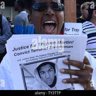 I manifestanti arrabbiati per l assoluzione di George Zimmerman nella morte di black teen Trayvon Martin, raccogliere nella zona Crenshaw per protestare contro la sentenza di assoluzione a Los Angeles il 14 luglio 2013. Una giuria di Sanford, Florida tardi sabato sera trovati Zimmerman, un quartiere di volontariato sentinella, non colpevole delle riprese di Martin, morto a 17 anni teen disarmati nella notte del 26 febbraio 2012. UPI/Jim Ruymen Foto Stock