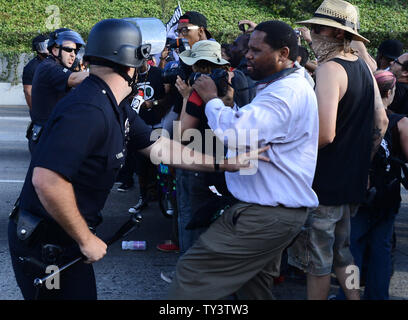 I manifestanti arrabbiati per l assoluzione di George Zimmerman nella morte di black teen Trayvon Martin, face-off con la polizia sulla Superstrada 10 per protestare contro la sentenza di assoluzione a Los Angeles il 14 luglio 2013. Una giuria di Sanford, Florida tardi sabato sera trovati Zimmerman, un quartiere di volontariato sentinella, non colpevole delle riprese di Martin, morto a 17 anni teen disarmati nella notte del 26 febbraio 2012. UPI/Jim Ruymen Foto Stock