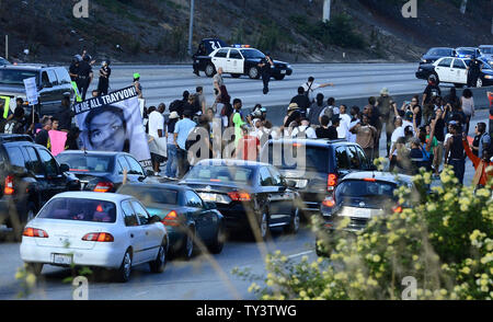 I manifestanti arrabbiati per l assoluzione di George Zimmerman nella morte di black teen Trayvon Martin, a piedi sulla Superstrada 10 per protestare contro la sentenza di assoluzione a Los Angeles il 14 luglio 2013. Una giuria di Sanford, Florida tardi sabato sera trovati Zimmerman, un quartiere di volontariato sentinella, non colpevole delle riprese di Martin, morto a 17 anni teen disarmati nella notte del 26 febbraio 2012. UPI/Jim Ruymen Foto Stock