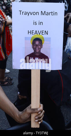 I manifestanti arrabbiati per l assoluzione di George Zimmerman nella morte di black teen Trayvon Martin, raccogliere nella zona Crenshaw per protestare contro la sentenza di assoluzione a Los Angeles il 14 luglio 2013. Una giuria di Sanford, Florida tardi sabato sera trovati Zimmerman, un quartiere di volontariato sentinella, non colpevole delle riprese di Martin, morto a 17 anni teen disarmati nella notte del 26 febbraio 2012. UPI/Jim Ruymen Foto Stock