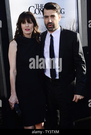 Ron Livingston assiste con la moglie Rosemarie DeWitt premiere di 'la prestidigitazione' alla Cupola di Glossari Affini a Los Angeles il 15 luglio 2013. Basato su una storia vera, il film narra del rinomato in tutto il mondo gli investigatori paranormali ed e Lorraine Warren e come essi sono stati chiamati per aiutare una famiglia terrorizzati a un casale appartato. UPI/Jim Ruymen Foto Stock