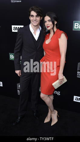 Membro del cast RJ Mitte (L) e Jodi Lyn O'Keefe assistere ad una premiere screening della finale di episodi della serie "Breaking Bad" tenutasi presso il Sony Studio molto nella città di Culver sezione di Los Angeles il 24 luglio 2013. UPI/Fil McCarten Foto Stock