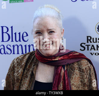 L'attrice Sally Kirkland assiste la premiere del nuovo Woody Allen motion picture drama 'Blue Jasmine', alla Academy of Motion Picture Arts & Sciences di Beverly Hills, la California il 24 luglio 2013. ' Blu Jasmine' è un dramma da commedia circa Jasmine (Cate Blanchett), un social-climbing New York moglie che è costretto a rimanere a sua sorella lo zenzero (Sally Hawkins) luogo di San Francisco dopo che il suo marito Hal (Alec Baldwin) frode finanziaria e philandering è esposta. UPI/Jim Ruymen Foto Stock