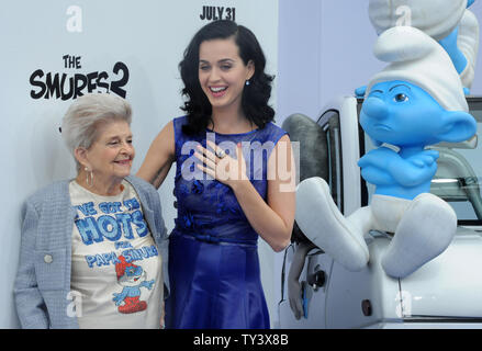 Cantante e attrice Katy Perry, la voce di Smurfette in motion picture commedia animata "puffi 2', frequenta la premiere del film con sua nonna Ann Hudson al Regency Village Theatre, in The Westwood sezione di Los Angeles il 28 luglio 2013. I Puffi unire le forze con i loro amici umani per il soccorso di Smurfette, che è stato rapito da Gargamel poiché lei conosce un segreto incantesimo che può trasformare il male stregone della più recente creazione - le creature chiamato Naughties - in una vera e propria Puffi. UPI/Jim Ruymen Foto Stock