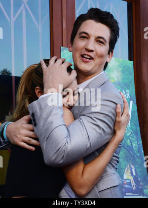 Attori Shailene Woodley e miglia Teller (R), membri del cast in motion picture commedia drammatica "La spettacolare ora', partecipare alla premiere del film presso lo storico teatro Vista in Oriente Hollywood zona di Los Angeles il 30 luglio 2013. Nella pellicola, un hard-partying high school senior la filosofia di vita cambia quando incontra il non-così-tipico 'nice girl", chi legge fantascienza e non dispone di un ragazzo. Mentre Amy ha i sogni di un futuro, Sutter vive nella suggestiva illusione di una spettacolare ora, ancora in qualche modo, essi sono accostati. UPI/Jim Ruymen Foto Stock