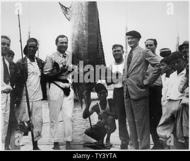 Ernest Hemingway e altri con il Marlin luglio 1934; l'ambito e il contenuto: fotografia di Ernest Hemingway nel porto di Havana dopo la cattura di un marlin. Incluso nella foto sono Carlos Gutiericz, Ernest Hemingway, e Sidney Franklin. Altri sono non identificati. Foto Stock