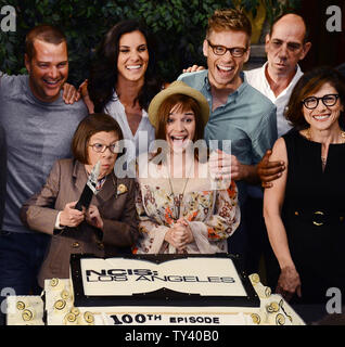 Membri del cast Chris O'Donnell, Linda Hunt, Daniela Ruah, Renee Felice Smith, Barrett Foa e Miguel Ferrer (L-R) sono uniti da Presidente, CBS Entertainment Nina Tassler (R) durante una di taglio della torta cerimonia per celebrare il CBS' 'NCIS: Los Angeles' riprese di loro 100th episodio, svoltasi sul set a Paramount Studios di Los Angeles il 23 agosto, 2013. UPI/Jim Ruymen Foto Stock