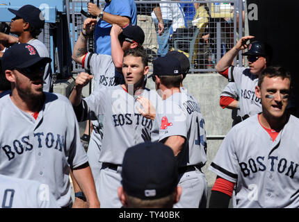 Boston Braves Stephen Drewi © s accolto torna in panchina dopo aver girato un difficile doppio gioco nell'ottavo inning contro i Los Angeles Dodgers al Dodger Stadium di Los Angeles il 24 agosto, 2013. UPI/Jim Ruymen Foto Stock