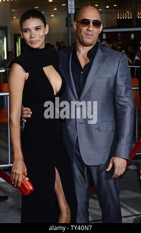 Attore Vin Diesel e il suo lungo tempo ragazza Paloma Jimenez, modello messicano, partecipare alla premiere di sci-fi di Motion Picture thriller 'Riddick' al Regency Village Theater di Westwood sezione di a Los Angeles il 28 agosto 2013. A sinistra per morto su un sun-scorched planet, Riddick lotte per la sopravvivenza contro i predatori alieni. Riddick cercando di sfuggire al pianeta attiva un faro di emergenza avvisi di due navi: uno che porta una nuova razza di mercenari, altri capitanati da un uomo da Riddick il passato. UPI/Jim Ruymen Foto Stock