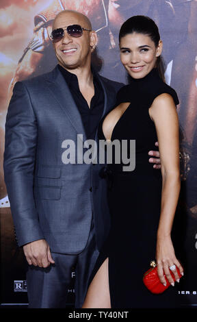 Attore Vin Diesel e il suo lungo tempo fidanzata, modello messicana Paloma Jimenez, partecipare alla premiere di sci-fi di Motion Picture thriller 'Riddick' al Regency Village Theater di Westwood sezione di a Los Angeles il 28 agosto 2013. A sinistra per morto su un sun-scorched planet, Riddick lotte per la sopravvivenza contro i predatori alieni. Riddick cercando di sfuggire al pianeta attiva un faro di emergenza avvisi di due navi: uno che porta una nuova razza di mercenari, altri capitanati da un uomo da Riddick il passato. UPI/Jim Ruymen Foto Stock
