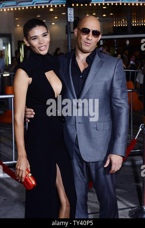 Attore Vin Diesel e il suo lungo tempo fidanzata, modello messicana Paloma Jimenez, partecipare alla premiere di sci-fi di Motion Picture thriller 'Riddick' al Regency Village Theater di Westwood sezione di a Los Angeles il 28 agosto 2013. A sinistra per morto su un sun-scorched planet, Riddick lotte per la sopravvivenza contro i predatori alieni. Riddick cercando di sfuggire al pianeta attiva un faro di emergenza avvisi di due navi: uno che porta una nuova razza di mercenari, altri capitanati da un uomo da Riddick il passato. UPI/Jim Ruymen Foto Stock