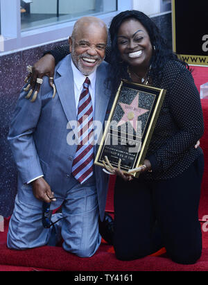 Glodean White, la moglie del cantante Barry White detiene una placca di replica come lei pone con Motown founder Berry Gordy, durante una cerimonia di inaugurazione in onore postumo bianco con il 2,506th della stella sulla Hollywood Walk of Fame a Los Angeles il 12 settembre 2013. Barry White, noto per la sua ricca voce bass e immagine romantica sarebbe stato 69 di oggi. UPI/Jim Ruymen Foto Stock