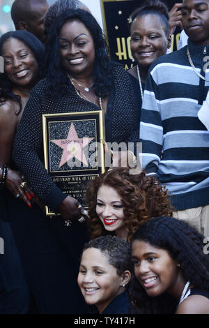 Glodean White, la moglie del cantante Barry White detiene una replica la placca circondato da familiari e amici durante una cerimonia di inaugurazione in onore postumo bianco con il 2,506th della stella sulla Hollywood Walk of Fame a Los Angeles il 12 settembre 2013. Barry White, noto per la sua ricca voce bass e immagine romantica sarebbe stato 69 di oggi. UPI/Jim Ruymen Foto Stock