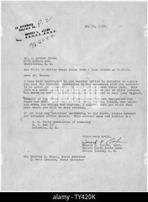 Allegato P-2 da Etta Clark, et al. vs. C.H. Flory, membro Forester, et al, campo di applicazione e il contenuto: questa lettera da Donald B. raffreddatore, sovrintendente, Edisto Beach State Park, Edisto Island, South Carolina, datata 21 maggio 1955, è in risposta ad un maggio 12, 1955, richiesta da J. Arthur Brown di Charleston, Carolina del Sud per visitare Edisto Beach State Park. La lettera nega la richiesta sulla base del fatto che il parco è stato istituito per l'uso esclusivo di persone di colore bianco. Foto Stock