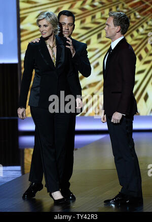 Jimmy Kimmel host e Neil Patrick Harris condividere il palco con l'attrice Janet Lynch al sessantacinquesimo annuale di Primetime Emmy Awards presso il Nokia Theatre di Los Angeles il 22 settembre 2013. UPI/Jim Ruymen Foto Stock