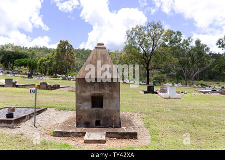 Un cerimoniale cinese bruciatore, (un heung lew o xiang lu), il pensiero di essere l'unico del suo tipo ed età nel Queensland Mount Morgan Queensland Australia Foto Stock