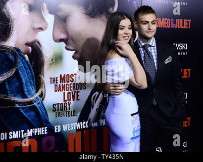 Membri del cast Hailee Steinfeld (L) e Douglas Booth assistere alla premiere di Motion Picture il dramma romantico "Romeo e Giulietta" al ArcLight Glossari Affini Cupola della sezione di Hollywood di Los Angeles il 24 settembre 2013. Il film è basato su William Shakespeare la tragedia di due giovani star-crossed amanti la cui morte in definitiva di conciliare le loro famiglie di faide. UPI/Jim Ruymen Foto Stock