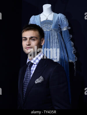 Membro del cast Douglas Booth assiste la premiere del motion picture il dramma romantico "Romeo e Giulietta" al ArcLight Glossari Affini Cupola della sezione di Hollywood di Los Angeles il 24 settembre 2013. Il film è basato su William Shakespeare la tragedia di due giovani star-crossed amanti la cui morte in definitiva di conciliare le loro famiglie di faide. UPI/Jim Ruymen Foto Stock
