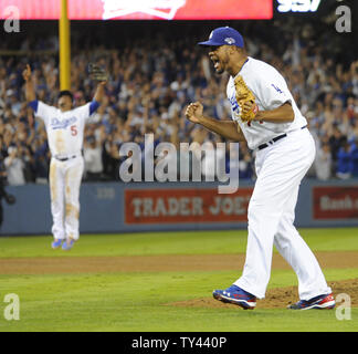 Los Angeles Dodgers relief pitcher Kenley Jansen (74) celebra sul finale di fuori dopo aver battuto il Atlanta Braves nel gioco 4 del National League Division Series presso il Dodger Stadium di Los Angeles il 7 ottobre 2013. Il Dodgers ha vinto 4-3 per chiudere la serie e passate alla gli NLC. UPI/Lori Shepler Foto Stock