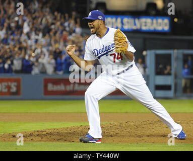 Los Angeles Dodgers relief pitcher Kenley Jansen (74) celebra sul finale di fuori dopo aver battuto il Atlanta Braves nel gioco 4 del National League Division Series presso il Dodger Stadium di Los Angeles il 7 ottobre 2013. Il Dodgers ha vinto 4-3 per chiudere la serie e passate alla gli NLC. UPI/Lori Shepler Foto Stock