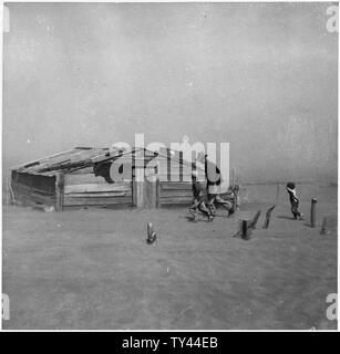 FSA; tempesta di polvere; agricoltore e figli camminando di fronte a una tempesta di polvere; Cimarron County, Oklahoma, campo di applicazione e il contenuto: Arthur Coble e i suoi due figli a camminare in una tempesta di polvere [1] Foto Stock