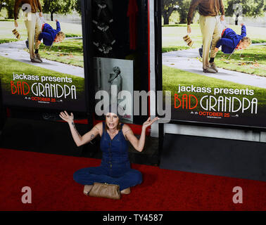 Membro del cast Georgina Cates assiste la premiere del suo nuovo motion picture commedia "Jackass presenta: Bad Nonno' a TLC teatro cinese (in precedenza Grauman's) a Los Angeles il 21 ottobre 2013. Nel film, 86-anno-vecchio Irving Zisman è un viaggio attraverso l'America con il più improbabile compagno: il suo nipotino di 8 anni, Billy. UPI/Jim Ruymen Foto Stock