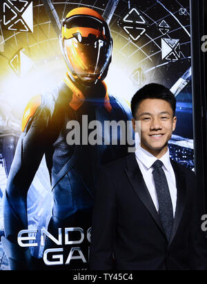 Membro del cast Brandon Soo Hoo assiste la premiere di sci-fi di motion picture "Mittente il gioco dell' A TCL teatro cinese (in precedenza Grauman's) nella sezione di Hollywood di Los Angeles il 28 ottobre 2013. Il film descrive la gente della terra di bande insieme per impedire al loro annientamento dal Buggers, tecnologicamente superiore specie aliena. Il militare internazionale va in cerca di un leader che può salvare il genere umano da Alien Attack in una battaglia che determinerà il futuro della terra. UPI/Jim Ruymen Foto Stock