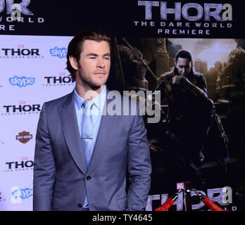 Membro del cast Chris Hemsworth assiste la premiere del motion picture fantasy "Thor: il mondo oscuro' al El Capitan Theater di Hollywood sezione di Los Angeles il 4 novembre 2013. Trama: di fronte a un nemico che anche Odin ed Asgard non può resistere, Thor (Chris Hemsworth) deve intraprendere il suo più pericoloso e personale cammino ancora, uno che si riunirà a lui con Jane Foster (Natalie Portman) e costringerli a sacrificare tutto per salvare tutti noi. UPI/Jim Ruymen Foto Stock