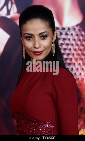 Membro del cast Meta Golding assiste la premiere del motion picture sci-fi thriller 'la fame di giochi: la cattura del fuoco' presso il Nokia Theatre di Los Angeles il 18 novembre 2013. In questo sequel Katniss Everdeen e Peeta Mellark diventare obiettivi del Campidoglio dopo la loro vittoria in 74i giochi della fame scintille una ribellione nei distretti di Panem. UPI/Jim Ruymen Foto Stock