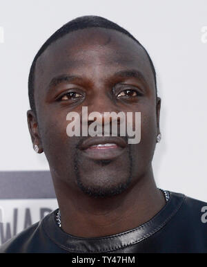 La registrazione artista Akon arriva per la quarantunesima edizione annuale degli American Music Awards che si è tenuto presso il Nokia Theatre di Los Angeles Vive a Los Angeles il 24 novembre 2013. UPI/Fil McCarten Foto Stock