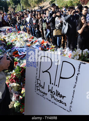 I fan e gli appassionati di auto Visualizzare il memorial omaggio a "veloce e furioso' attore Paul Walker in Santa Clarita, la California il 8 dicembre 2013. Un memoriale di rally e auto cruise è stato organizzato dai fan vicino al sito di fiery crash auto in cui Walker e amico Roger Rodas è morto il 30 novembre. UPI/Jim Ruymen Foto Stock