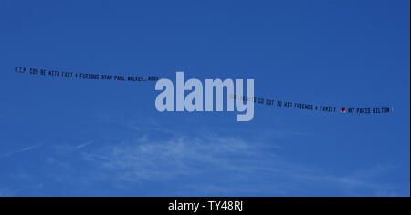 Un messaggio viene visto nel cielo sopra il memorial rally e crociera auto ricordando "veloce e furioso' attore Paul Walker in Santa Clarita, la California il 8 dicembre 2013, il memorial è stato posizionato in corrispondenza e in prossimità del sito di fiery crash auto in cui Walker e amico Roger Rodas è morto il 30 novembre. UPI/Jim Ruymen Foto Stock