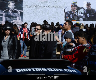 I fan e gli appassionati di auto Visualizzare il memorial omaggio a "veloce e furioso' attore Paul Walker in Santa Clarita, la California il 8 dicembre 2013. Un memoriale di rally e auto cruise è stato organizzato dai fan vicino al sito di fiery crash auto in cui Walker e amico Roger Rodas è morto il 30 novembre. UPI/Jim Ruymen Foto Stock