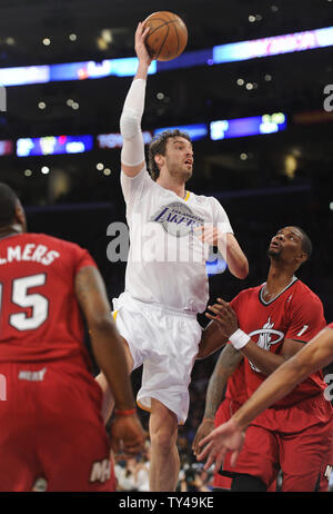 Los Angeles Lakers center Pau Gasol (16) spara al di sopra dei Miami Heat nel primo semestre a Staples Center a Los Angeles il 25 dicembre 2013. UPI/Lori Shepler Foto Stock