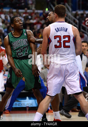 Boston Celtics Jordan Crawford (L) ottiene in una grida match con Los Angeles Clippers Blake Griffin durante la seconda metà azione a Los Angeles il 8 gennaio 2014. La Clippers sconfitto i Celtics 111-105. UPI/Jon SooHoo Foto Stock