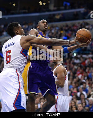 Los Angeles Lakers Jodie Meeks spara su Los Angeles Clippers DeAndre Jordan durante la prima metà azione a Los Angeles il 10 gennaio 2014. La Clippers portano i Lakers 70-52. UPI/Jon SooHoo Foto Stock