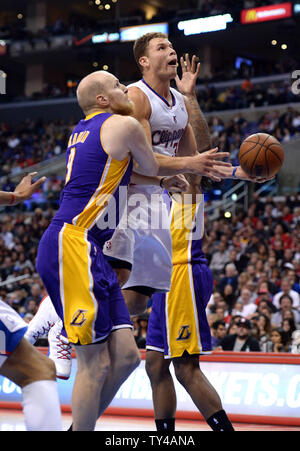 Los Angeles Clippers Blake Griffin punteggi contro Los Angeles Lakers Chris Kaman durante la seconda metà azione a Los Angeles il 10 gennaio 2014. La Clippers battere i Lakers 123-87. UPI/Jon SooHoo Foto Stock