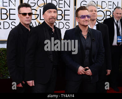 (L-R) musicisti Larry Mullen Jr, il bordo, Bono e Adam Clayton di U2arrivare per la settantunesima Annuale di Golden Globe Awards presso il Beverly Hilton Hotel di Beverly Hills, la California il 12 gennaio 2014. UPI/Jim Ruymen Foto Stock