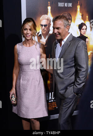 Membro del cast Kevin Costner e sua moglie Christine Baumgartner frequentare la premiere del film thriller 'Jack Ryan: Ombra reclutare' a TCL teatro cinese nella sezione di Hollywood di Los Angeles il 15 gennaio 2014. UPI/Jim Ruymen Foto Stock