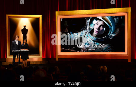 I nominati per l'Oscar per la migliore attrice compresi Sandra Bullock per "gravità" sono annunciate da attore Chris Hemsworth (L) e l'Accademia delle Arti e delle scienze cinematografiche Presidente Cheryl Boone Isaacs al Samuel Goldwyn Theater di Beverly Hills, la California il 16 gennaio 2014. La 86annuale di Academy Awards si svolgerà il 2 marzo. UPI/Jim Ruymen Foto Stock